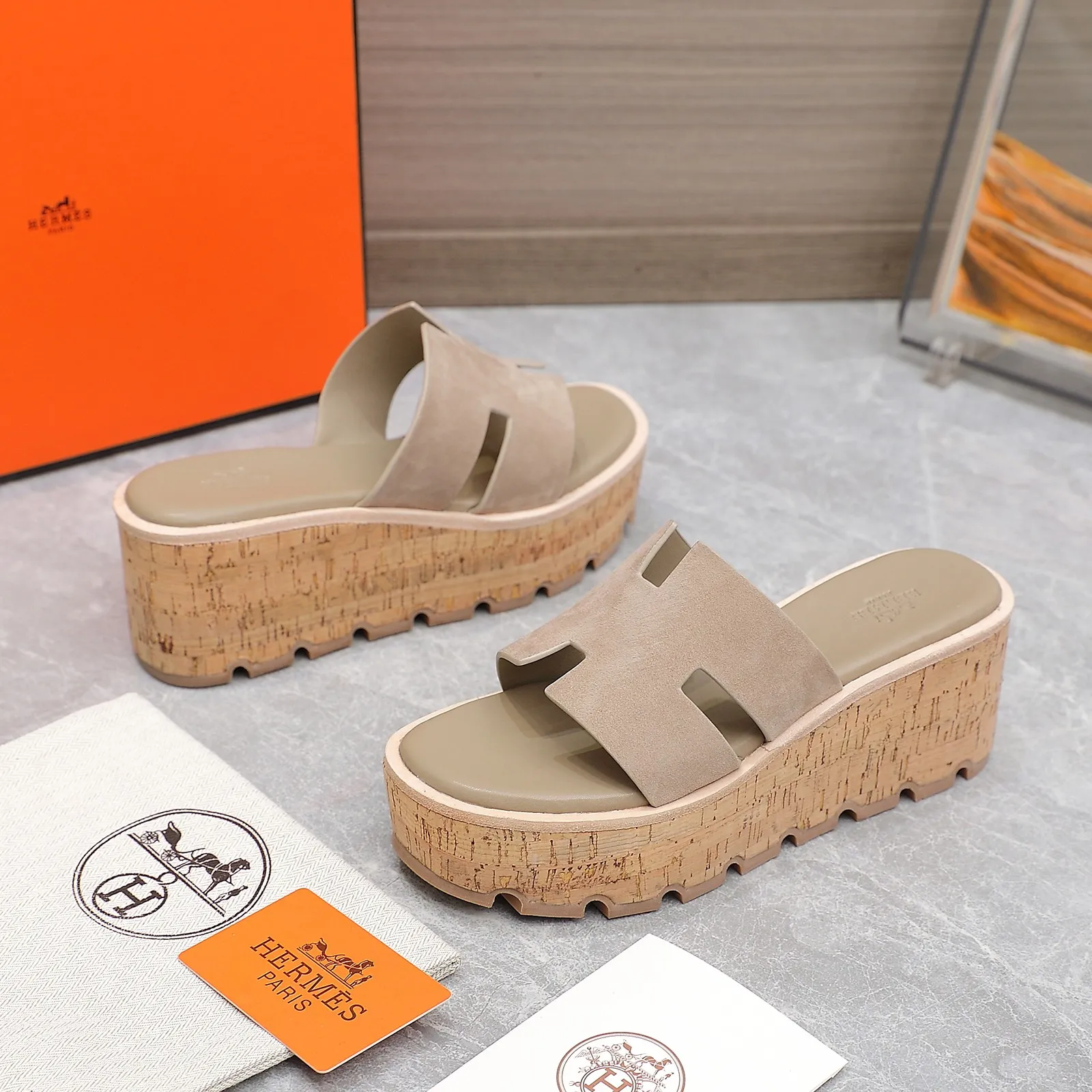 👟👟Ex-factory price 560👟👟 💥2024💥Hermès will continue the classic in 2022 Hermès Wood Grain Wedge H Slippers Hermès’ wedge sandals are the simplest, most durable and elegant I have ever seen! ! ! You can hold any style, the height of the 6cm wedge heel is easy to control, and the colors are all matching. The upper and the feet have her unique style, be sure to buy this one, it is truly classic, easy to wear and look good! Fabric: Imported cowhide, sheepskin lining, sheepskin feet, Italian original leather outsole welt, log water pine wrapped water table, rubber non-slip original outsole Color: 11 colors Code number: 35-40 Full set of original packaging